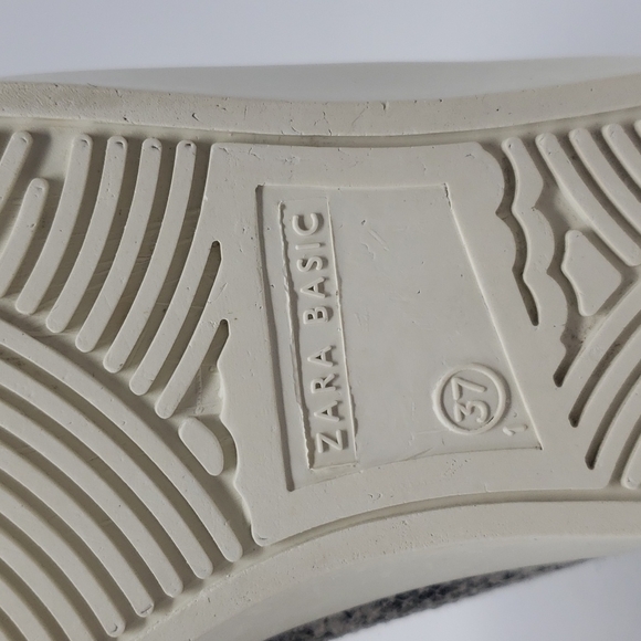 Zara Snakeskin Tennis Shoes Size EU 37  US 6.5 Lace Up Gray Silver Cream Color - Picture 10 of 11